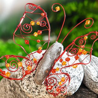 Grande farfalla realizzata con filo di alluminio colorato e pietre acriliche sfaccettate