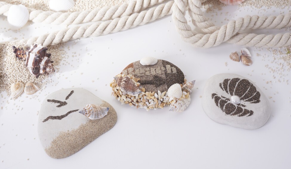 Selbstgegossene Steine mit Mineralsand