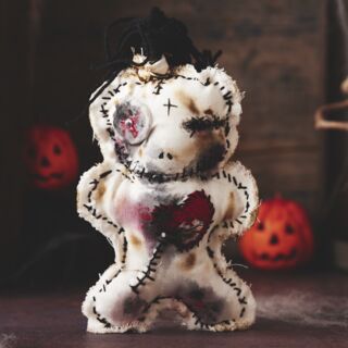 selbstgenähte VooDoo Puppe für Halloween