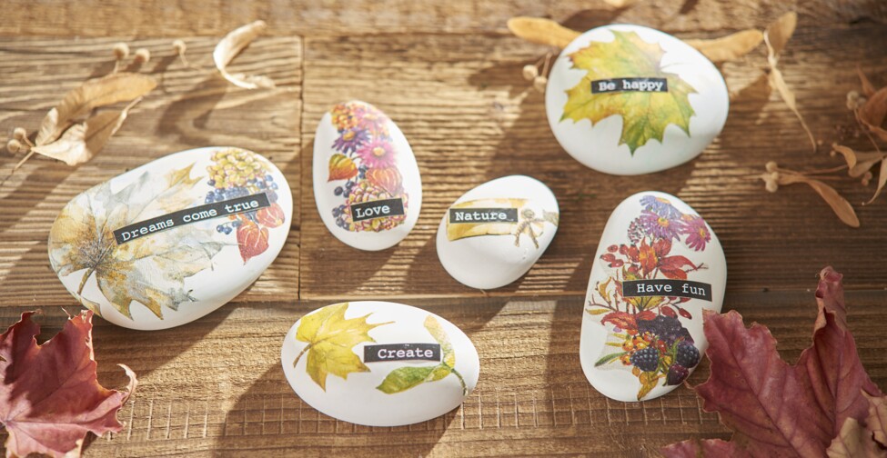 selbstgegossene Steine mit Glücksbotschaften