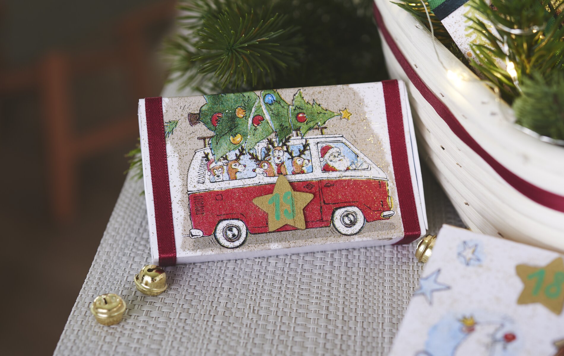 Adventskalender mit verschiedenen Servietten gestalten