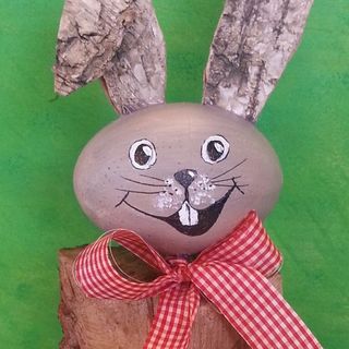 Decorazioni per la casa di campagna per Pasqua: il coniglietto di Pasqua (in legno) intelligente