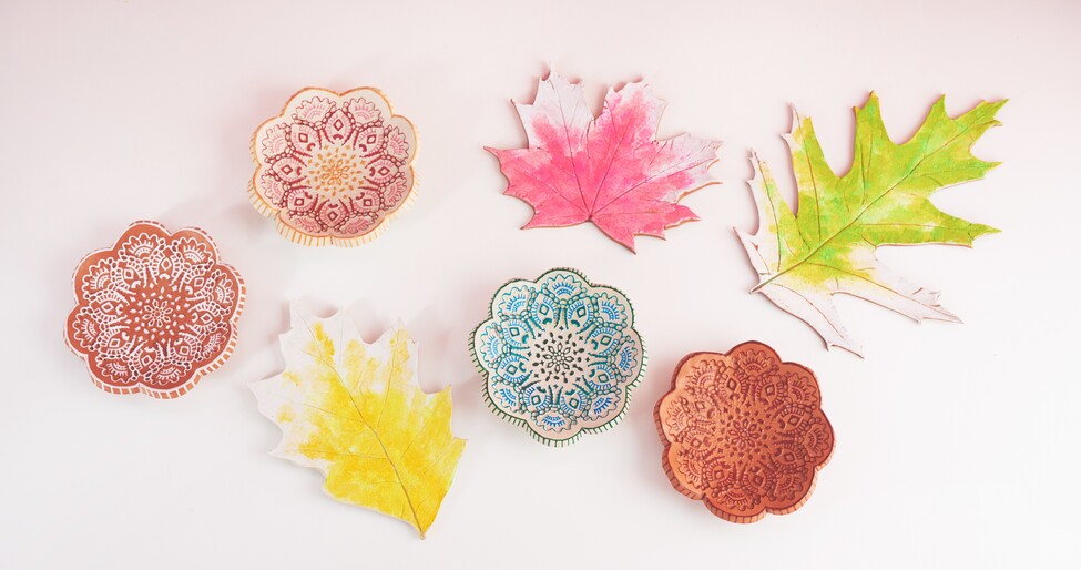 blätter und schalen aus ton