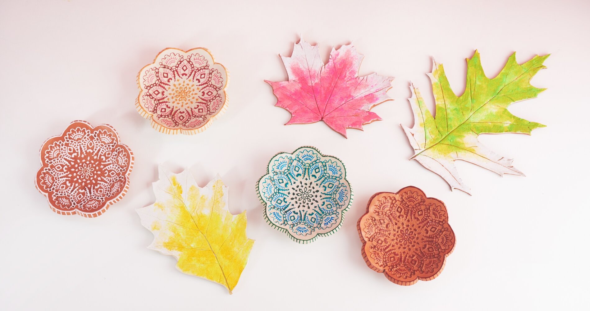 blätter und schalen aus ton