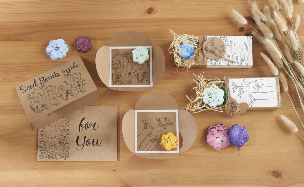 Samenbomben aus handgeschöpftem Papier