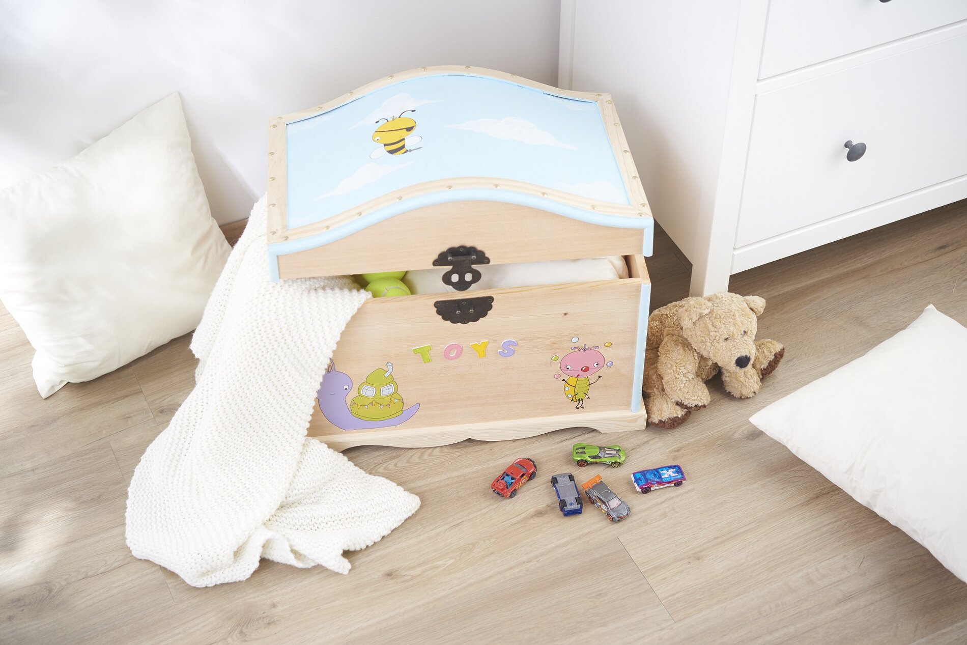 Spielzeugtruhe mit niedlichen Motiven gestalten