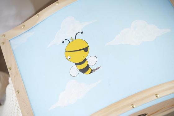 Bunte Spielzeugtruhe für Kinder gestalten