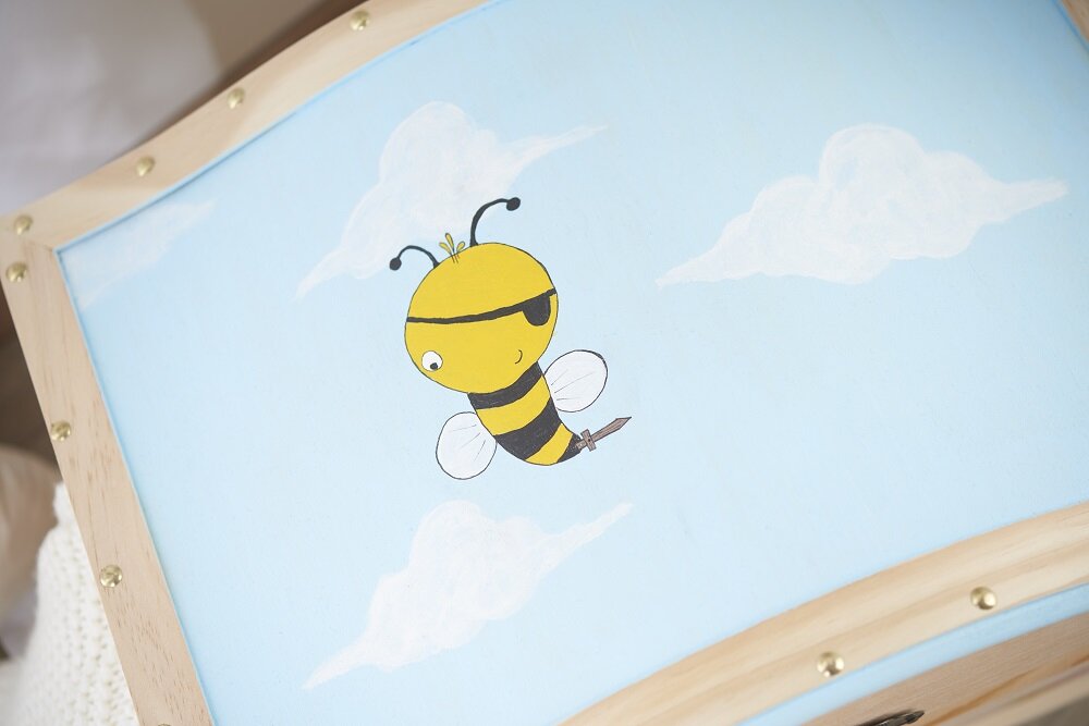 Bunte Spielzeugtruhe für Kinder gestalten