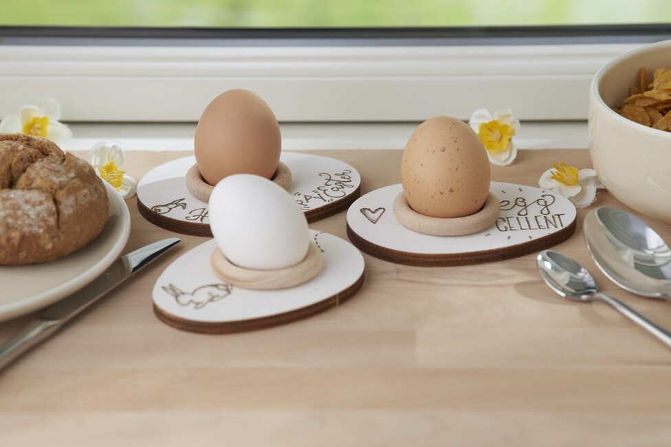 Österliche Eierbecher aus Holz 
