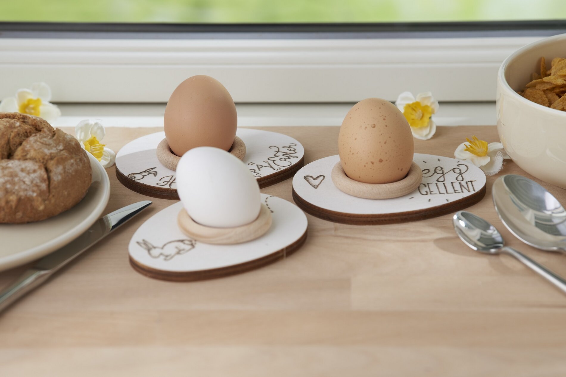 Österliche Eierbecher aus Holz 