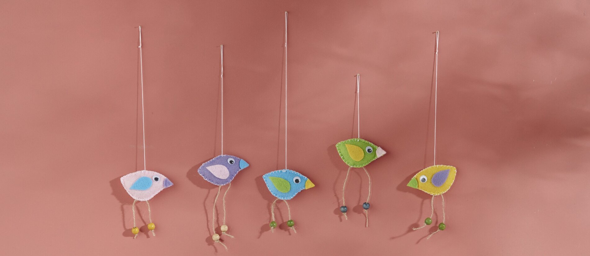 Bunte Vögel aus Filz basteln