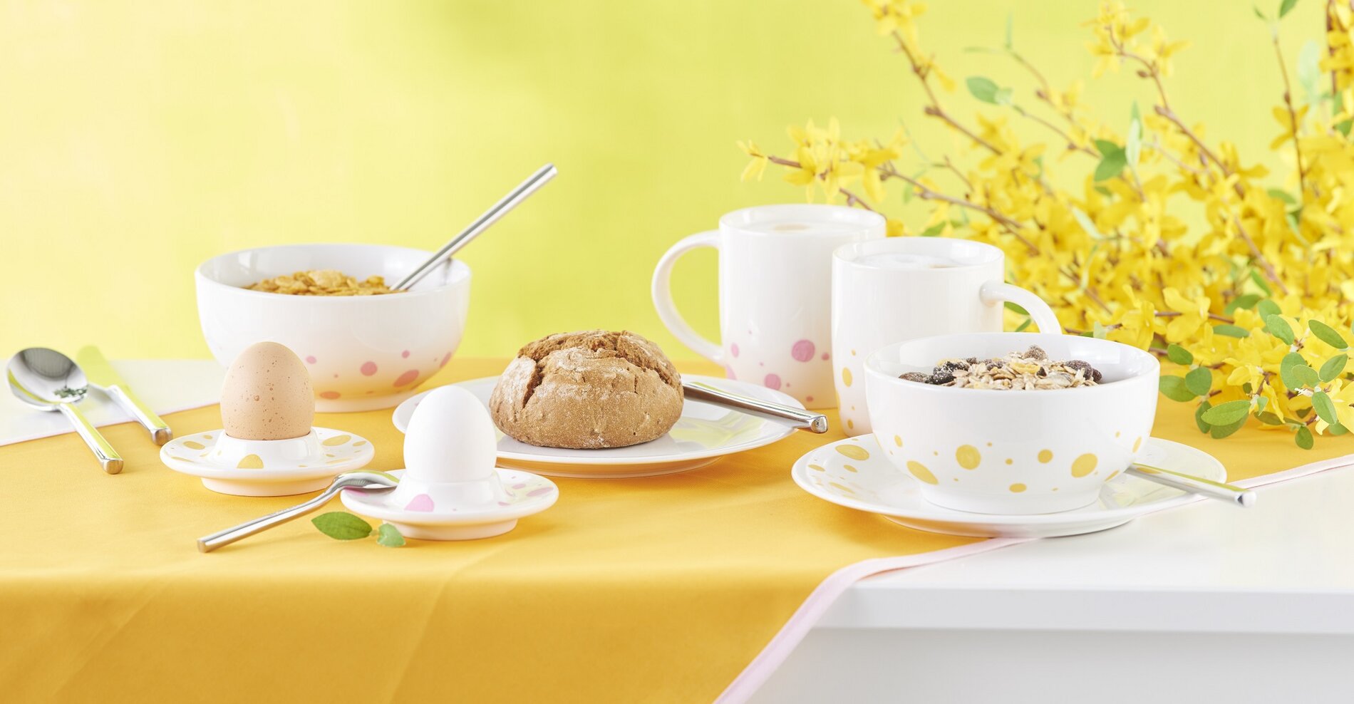 Farbenfrohe Tischdekoration mit buntem Geschirr