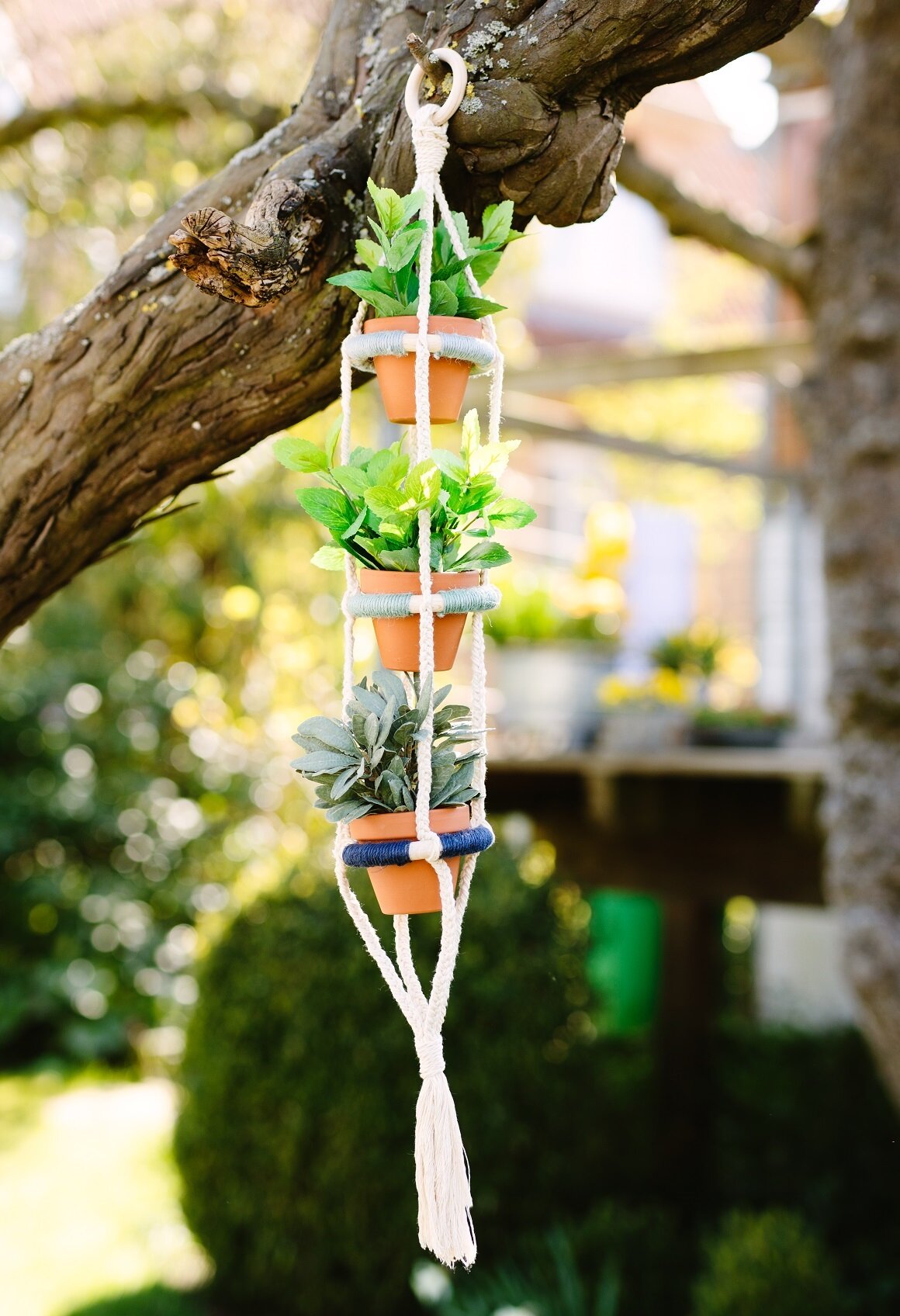 Kräuterampel aus Tontöpfen für den Garten