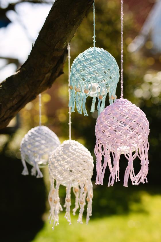 Gartenlampions mit Makramee gestalten