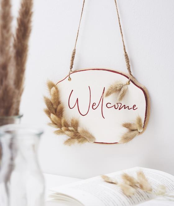 türschild mit trockenblumen