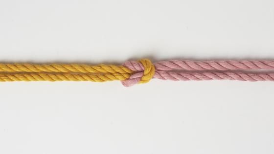 Festgezogener Makramee Wellenknoten