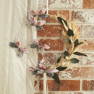 Metallring mit Schmetterlingen als Geschenkgeschenk zur Hochzeit