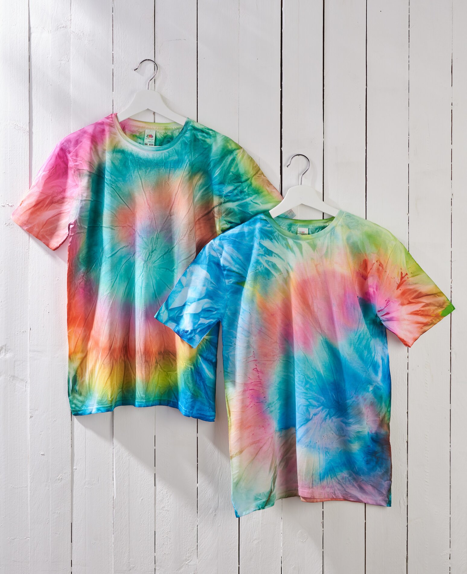 Farbenfrohe Shirts batiken