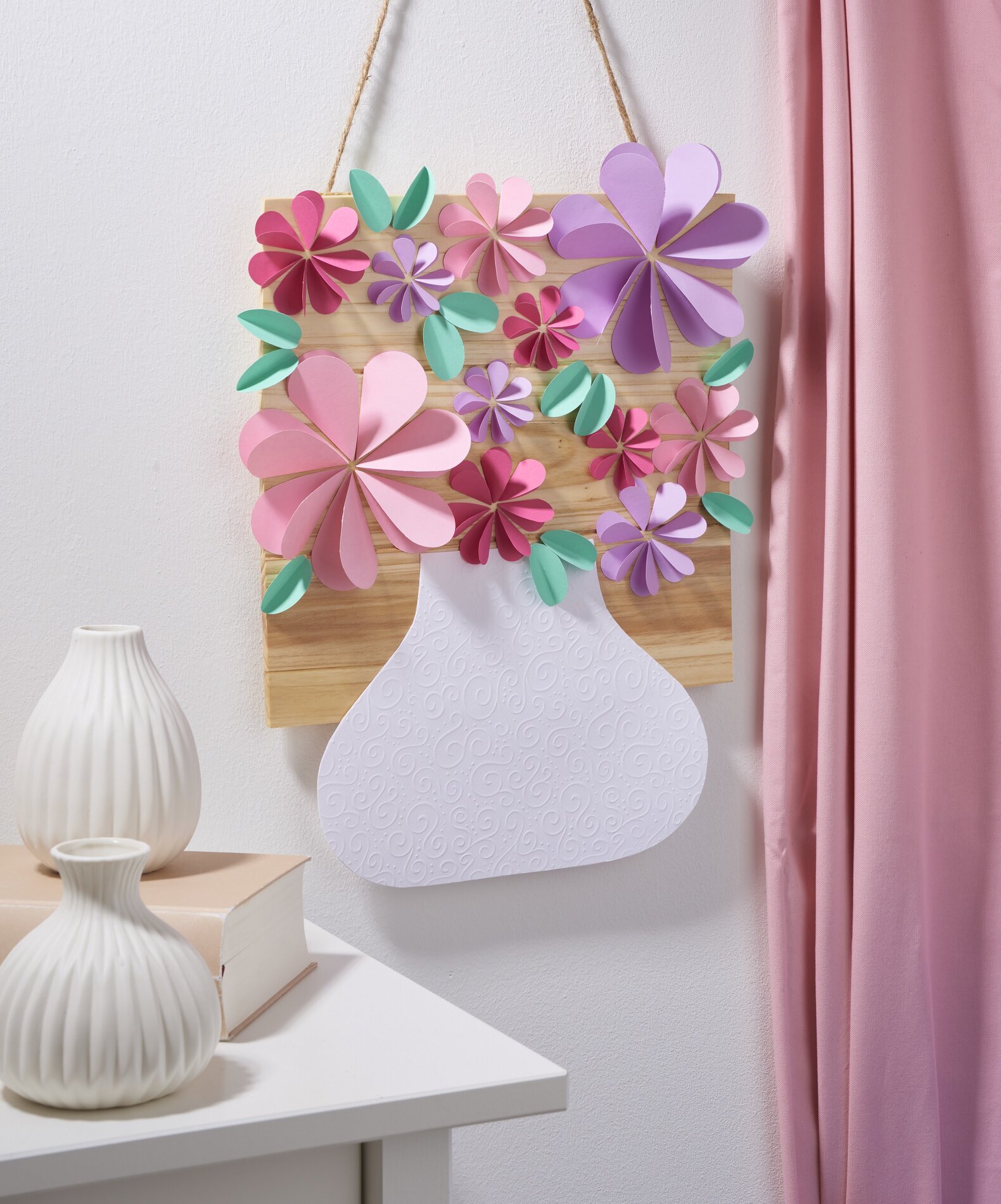 Wanddeko mit Papierblumen gestalten