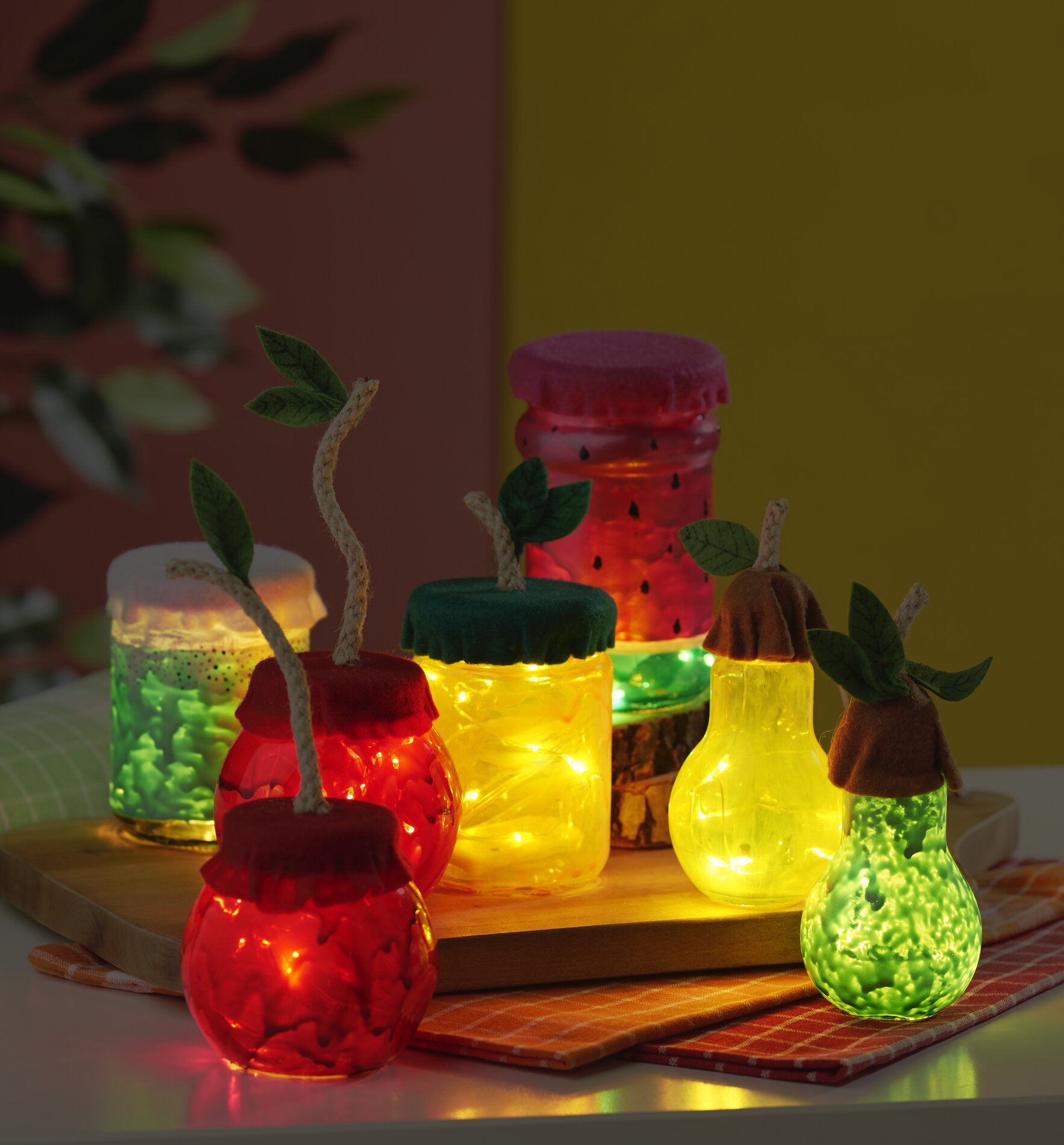 gläser obst beleuchtet