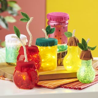 gläser obst beleuchtet