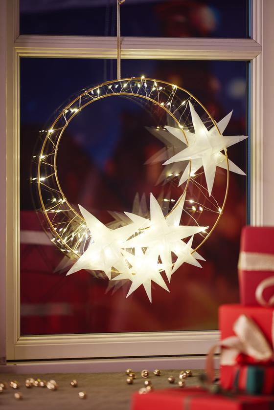 Beleuchteter Metallring mit Papiersternen 