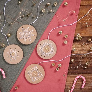 Weihnachtliche Fadenbilder