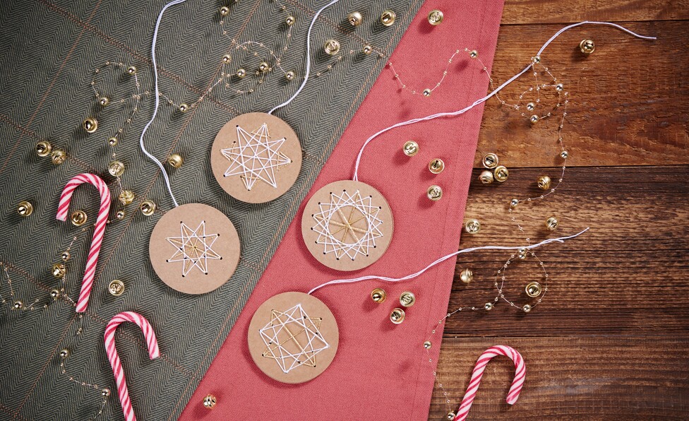 Weihnachtliche Fadenbilder