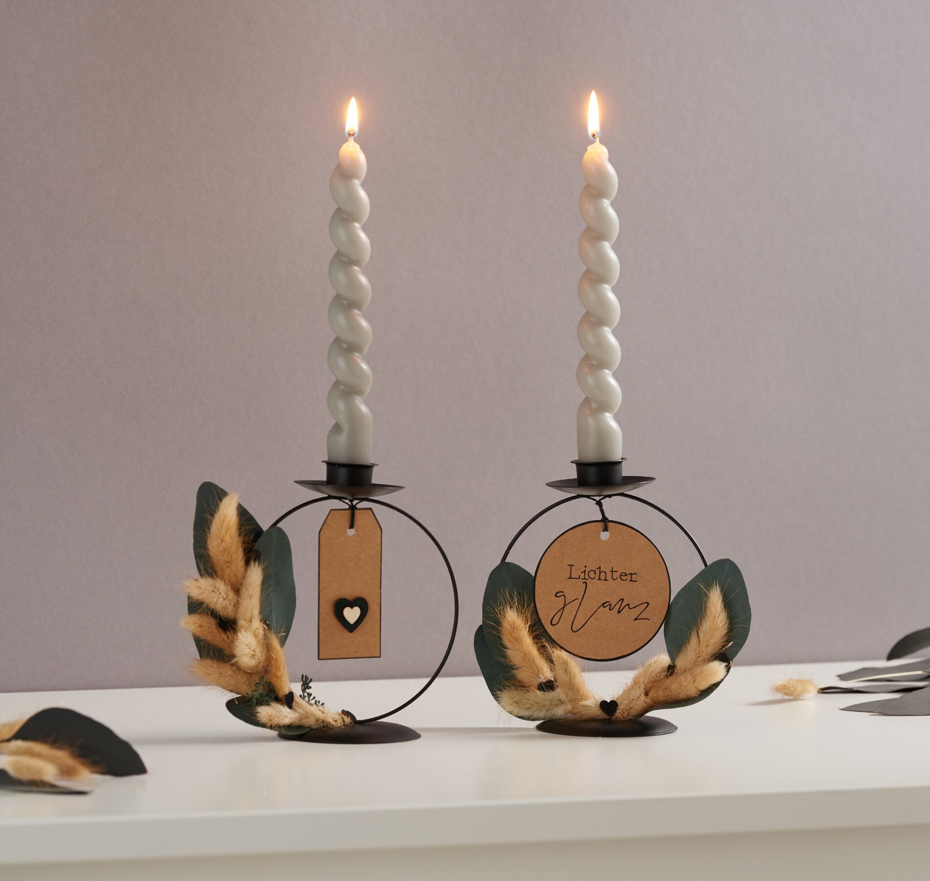 Dekorative Kerzenhalter aus schwarzem Metall gestalten