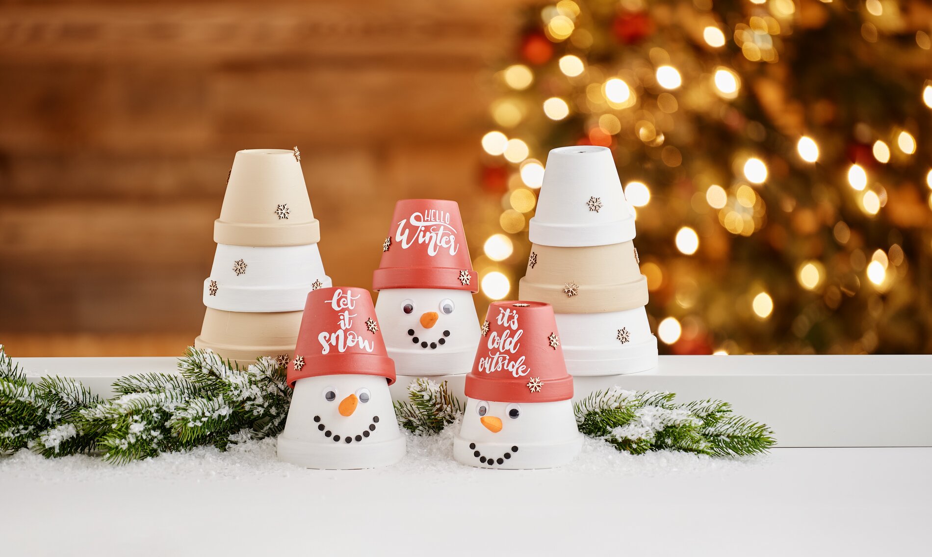 Schneemänner und festliche Tannenbäume aus Terrakottatöpfen