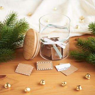 glas mit briefumschlägen