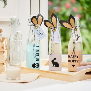 Trama in stile pasquale su bottiglie di vetro