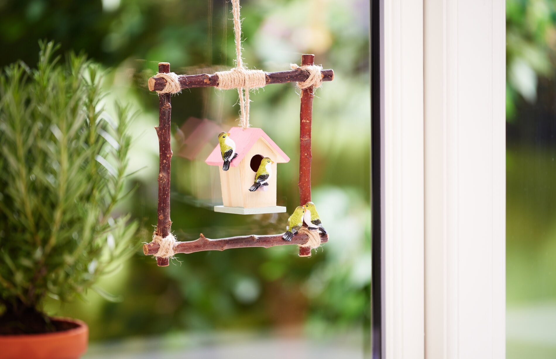 Birkenzweigrahmen mit Vogelhaus