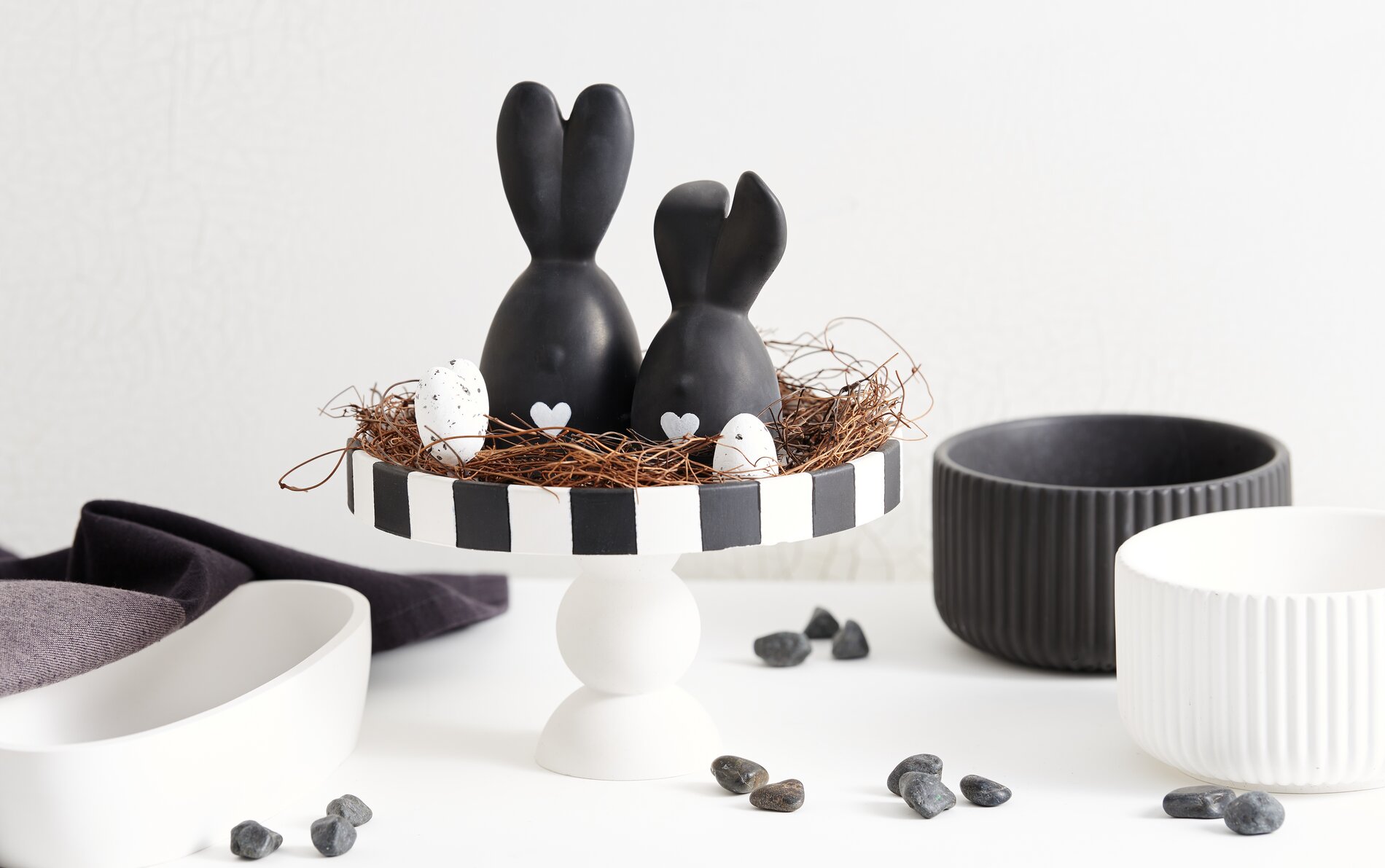 Gegossene Dekoschale auf Fuß mit Hasen