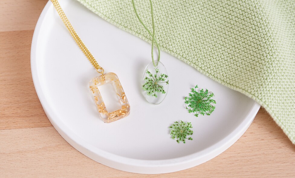 Halsketten mit Gießharz gestalten