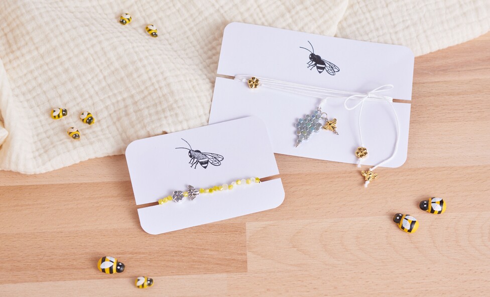 Schmuck mit Bienen und Waben aus Perlen