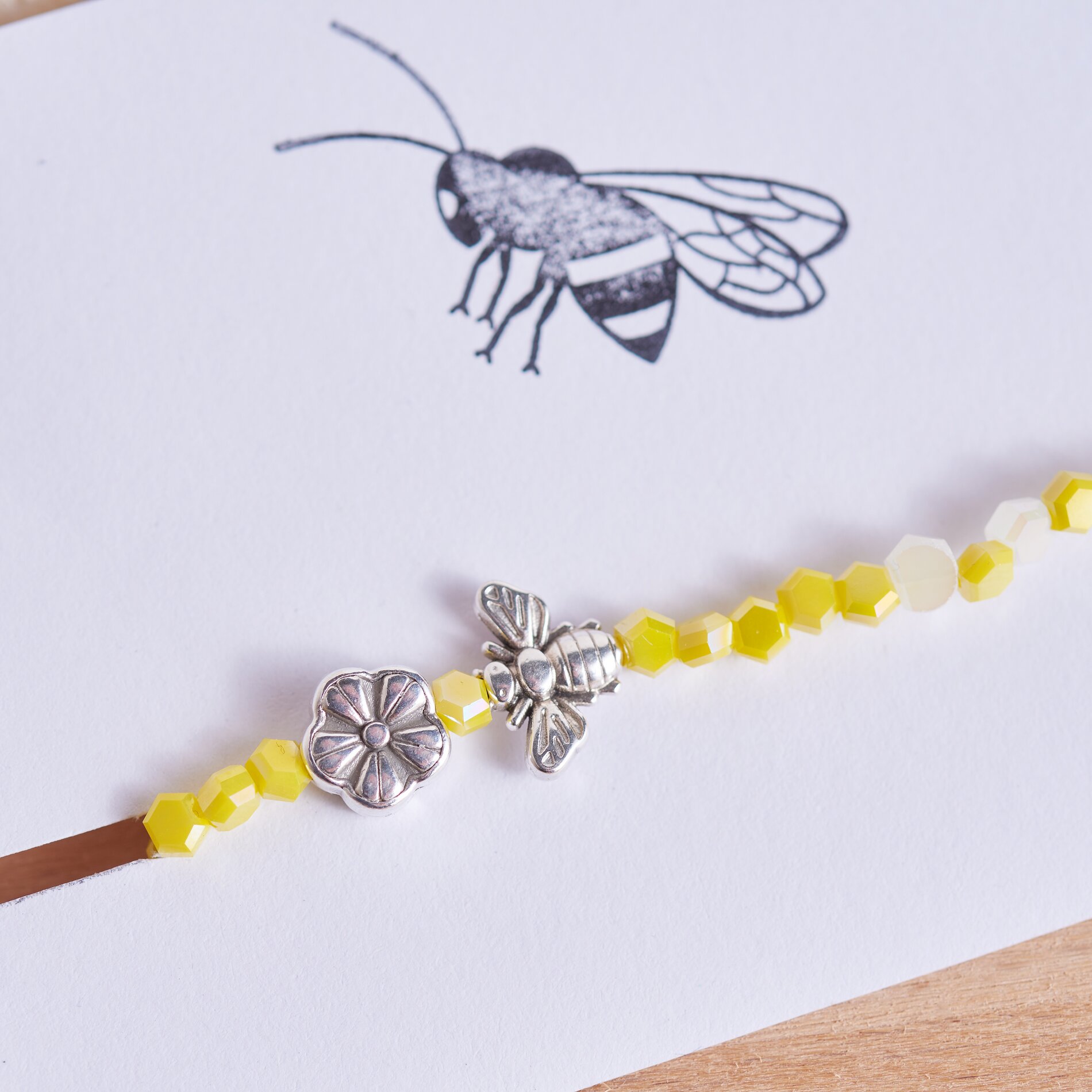 Schmuck mit Bienen und Waben aus Perlen