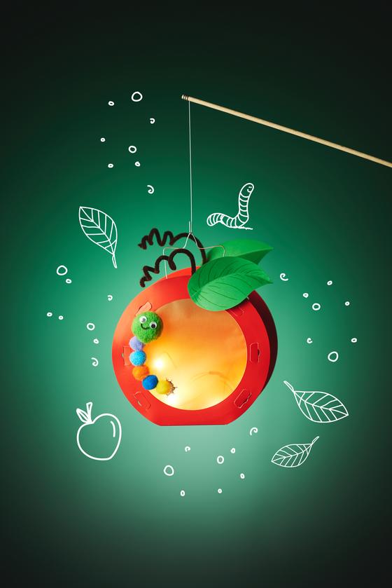 laterne apfel mit wurm