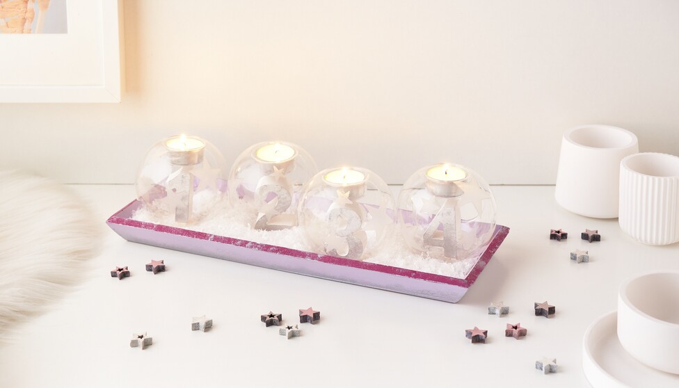 Adventskranz mit gravierten Glas-Teelichtkugeln