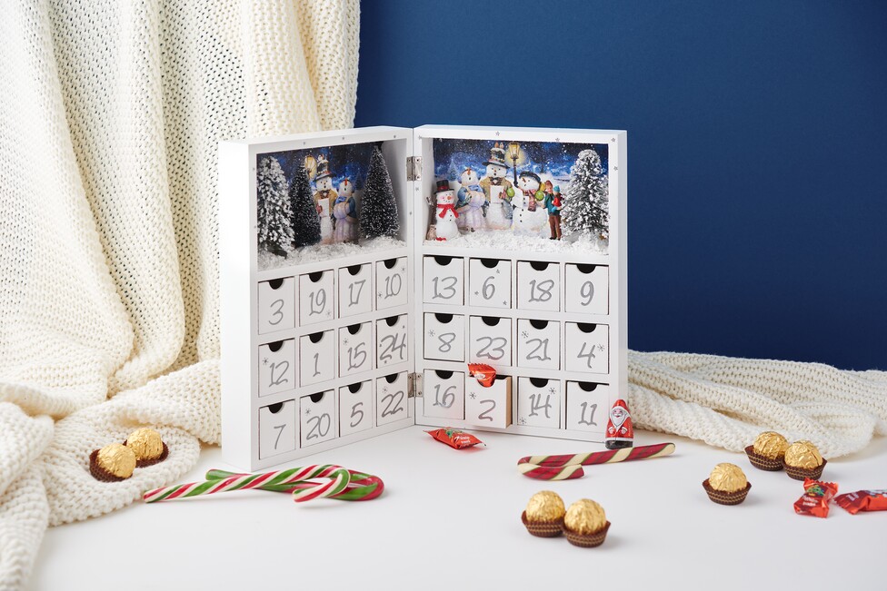 Klappschränkchen als Adventskalender gestalten