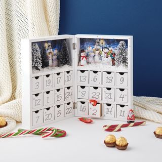 Klappschränkchen als Adventskalender gestalten