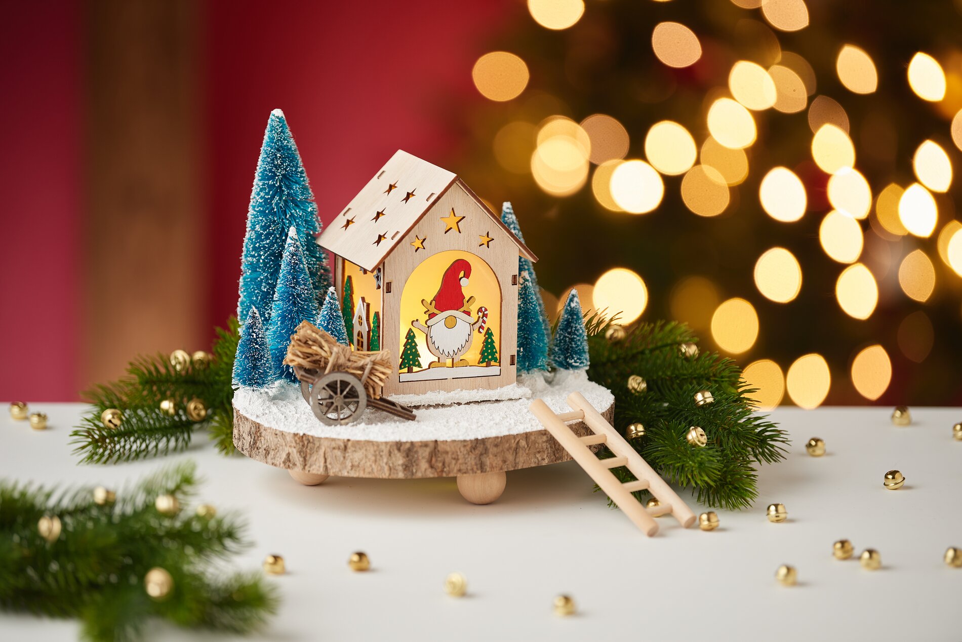 Miniatur-Schneelandschaft mit Wichtelhaus