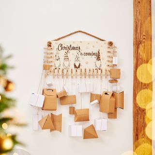 Creare un calendario dell'avvento con le mollette di legno
