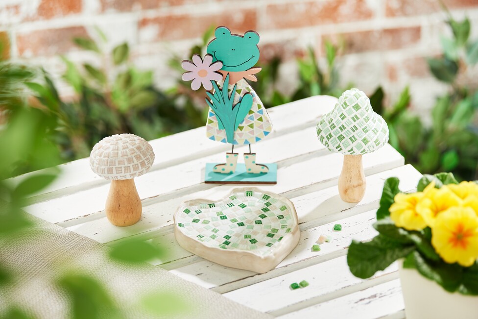 Vogeltränken-Szene mit Mosaik