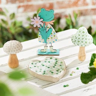 Vogeltränken-Szene mit Mosaik