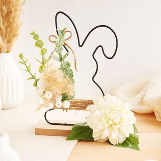 Stand per coniglietti con composizione floreale