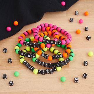 Braccialetti al neon con messaggi