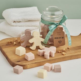 Realizzazione di saponette a forma di omini di panpepato