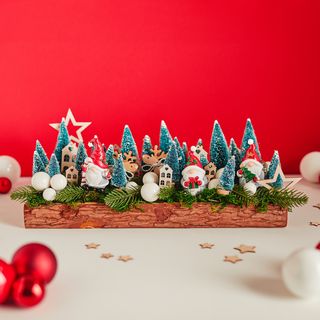 Composizione natalizia su vassoio decorativo