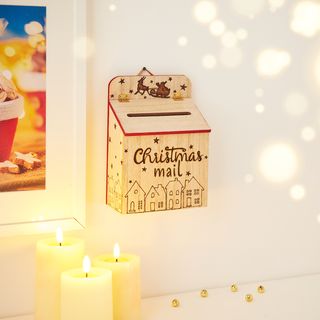 Decorazione a fuoco di una cassetta postale natalizia
